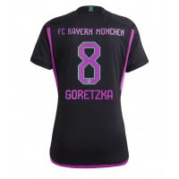 Bayern Munich Leon Goretzka #8 Bortatröja Kvinnor 2023-24 Korta ärmar